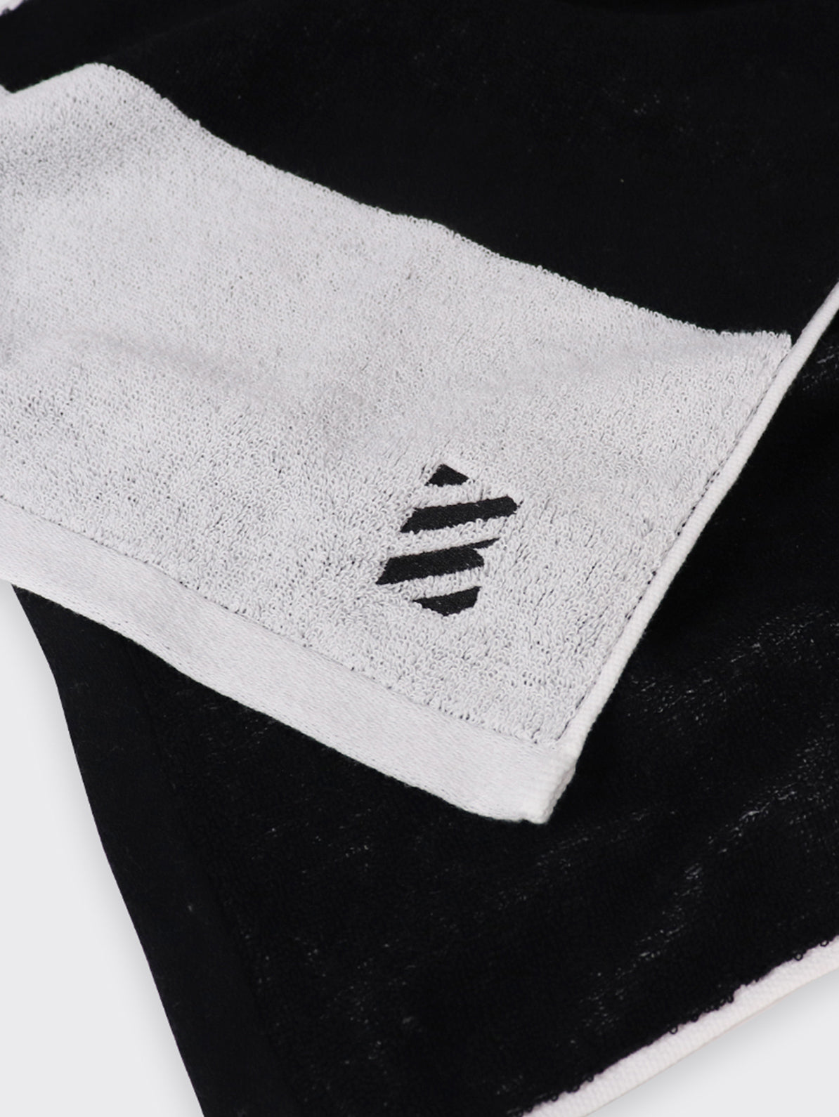 B Logo Towel Set
